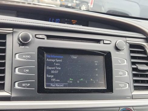 Used 2019 Toyota Highlander LE AWD/4WD image 9