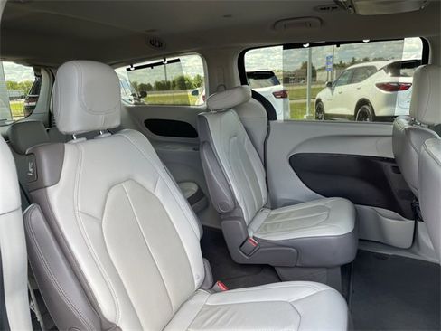 Used 2019 Chrysler Pacifica Touring-L image 15