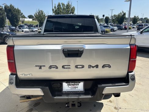 Used 2025 Toyota Tacoma SR5 AWD/4WD image 8