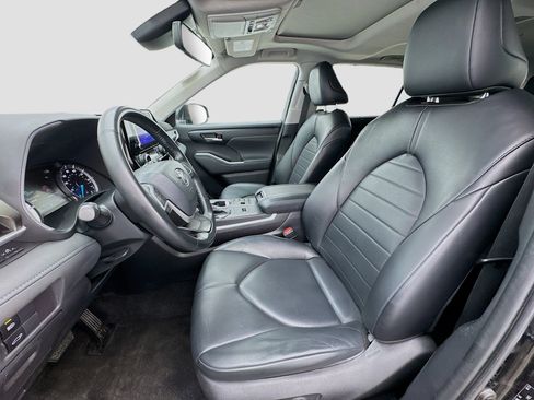 Used 2023 Toyota Highlander XLE AWD/4WD image 13