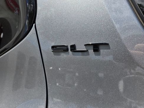Used 2023 GMC Acadia SLT w/ Elevation Edition FWD image 11