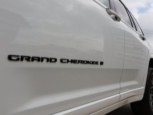 New 2025 Jeep Grand Cherokee Summit image 8