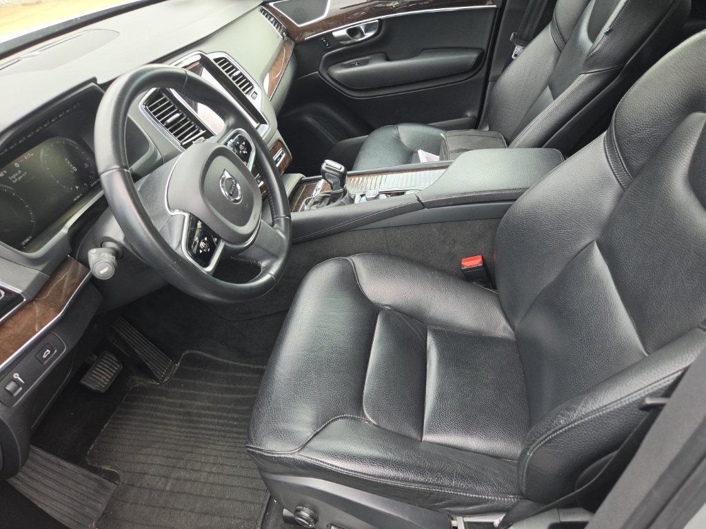 Used 2016 Volvo XC90 T6 Momentum w/ Momentum Plus Package AWD/4WD image 6