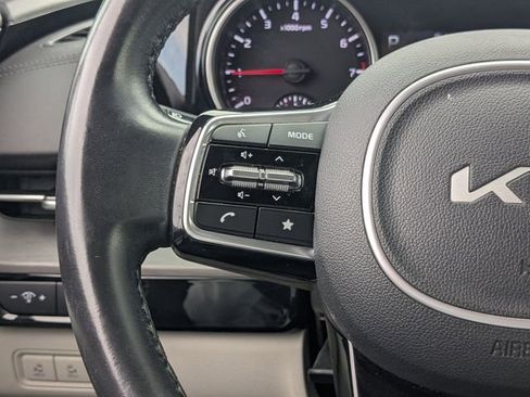 Used 2022 Kia Carnival EX image 28