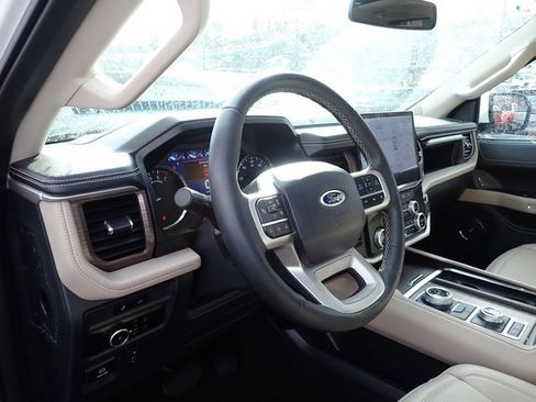 Used 2024 Ford Expedition Limited image 16