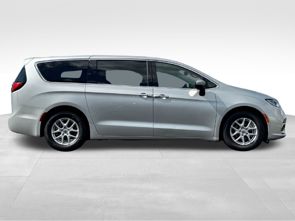 Used 2023 Chrysler Pacifica Touring-L FWD image 8