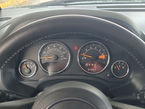 Used 2014 Jeep Compass Latitude w/ Sun/Sound Group FWD image 18