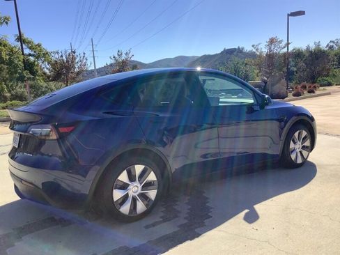 Used 2020 Tesla Model Y Long Range image 11