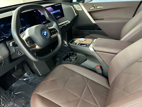 Used 2023 BMW iX xDrive50 w/ Premium Package AWD/4WD image 4