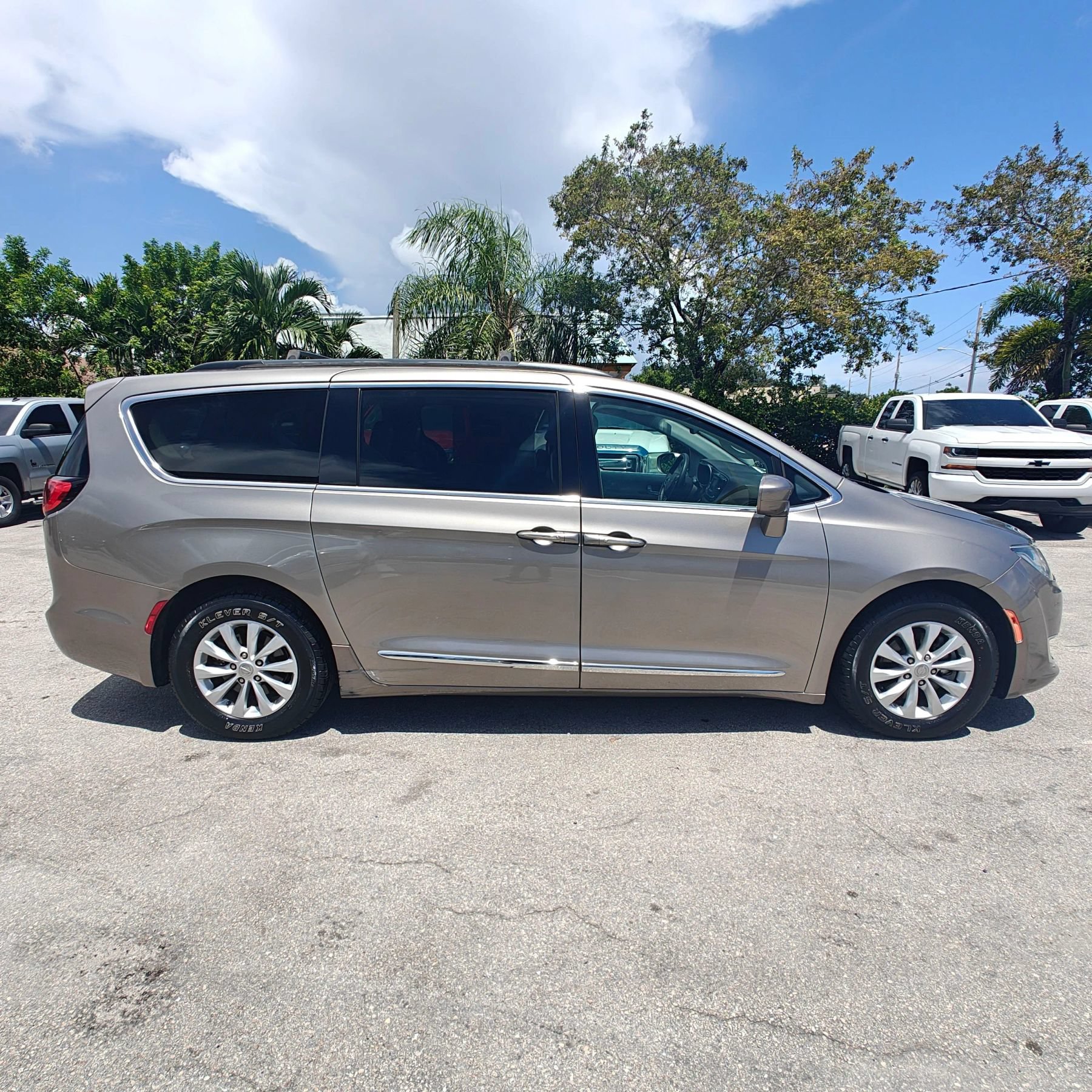 Used 2017 Chrysler Pacifica Touring-L FWD image 9