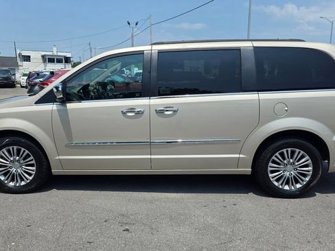 Used 2016 Chrysler Town & Country Touring-L FWD image 8