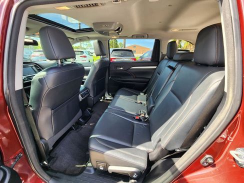 Used 2015 Toyota Highlander XLE FWD image 11