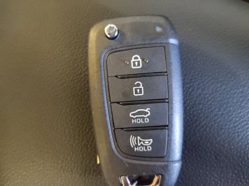 Used 2025 Hyundai Elantra SE FWD image 32