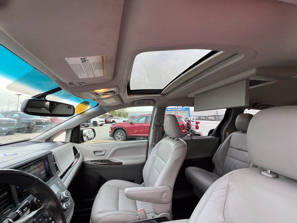 Used 2017 Toyota Sienna FWD image 18