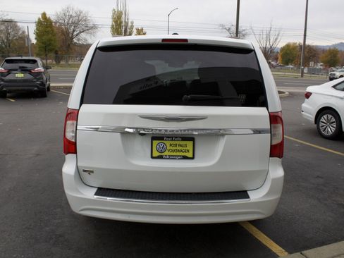Used 2015 Chrysler Town & Country Touring image 6