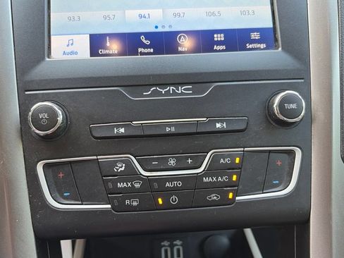 Used 2020 Ford Fusion SE FWD image 13