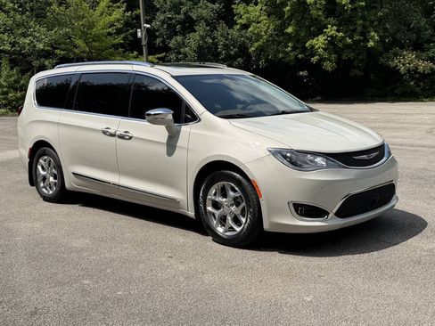 Used 2019 Chrysler Pacifica Limited w/ Advanced Safetytec Group FWD image 4