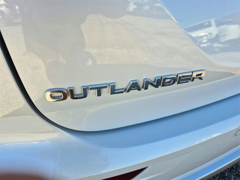 Used 2024 Mitsubishi Outlander 4WD Plug-In Hybrid image 13