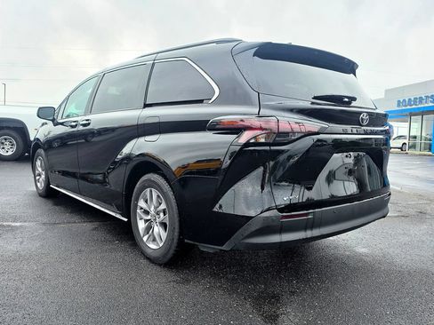 Used 2026 Toyota Sienna XLE FWD image 4