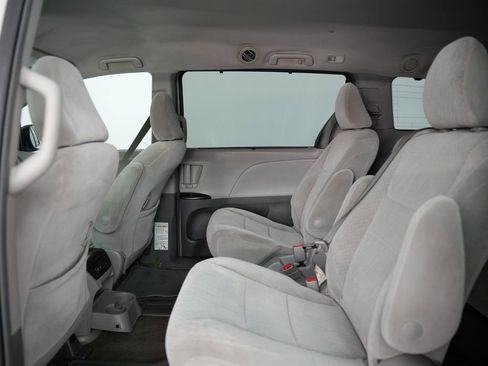 Used 2018 Toyota Sienna LE w/ Carpet Mat Package image 34