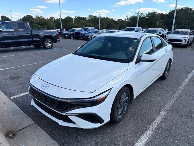 Used 2024 Hyundai Elantra Blue FWD image 3