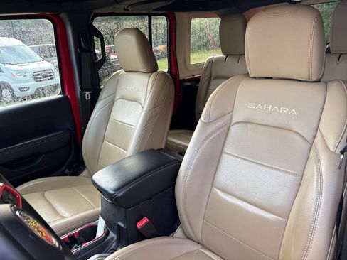 Used 2018 Jeep Wrangler Unlimited Sahara w/ Dual Top Group AWD/4WD image 8