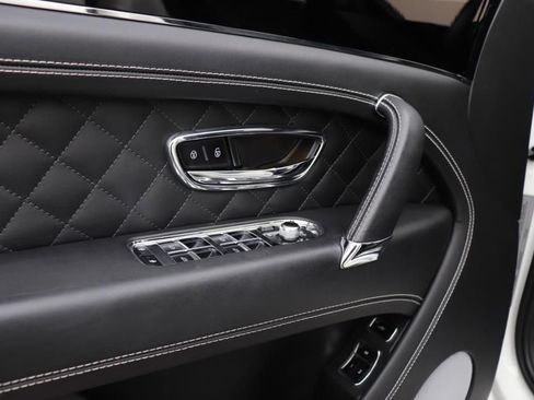 Used 2017 Bentley Bentayga image 42
