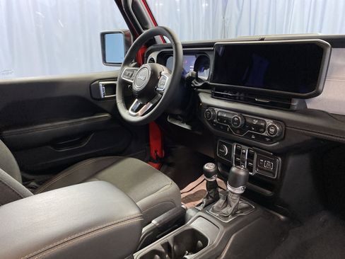 Certified 2025 Jeep Wrangler Sahara image 42