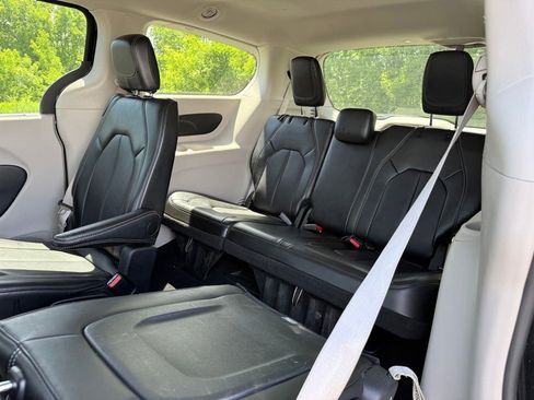Used 2024 Chrysler Pacifica Touring-L FWD image 8