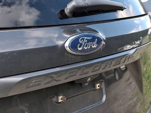 Used 2019 Ford Explorer XLT w/ Equipment Group 202A FWD image 9
