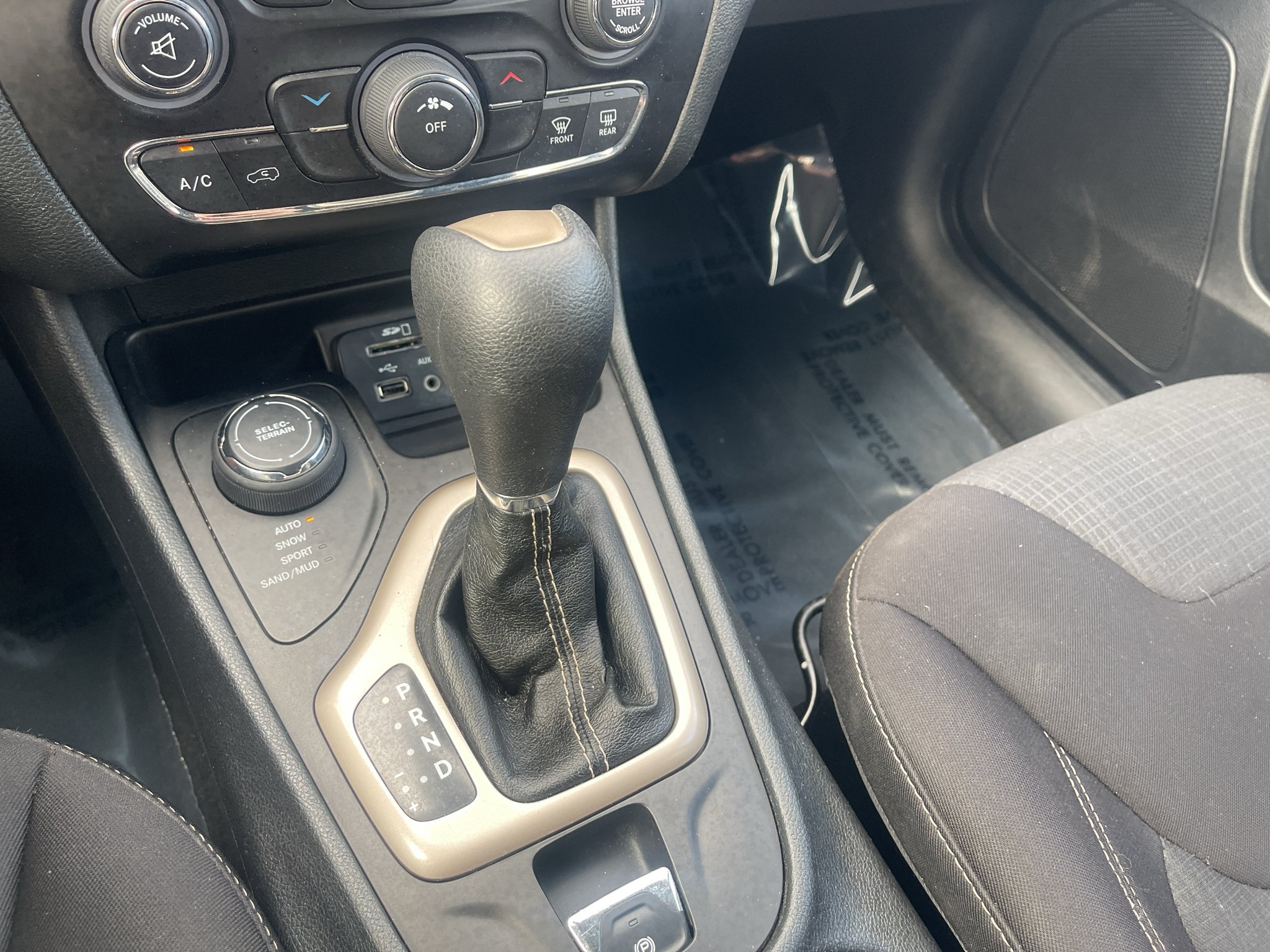 Used 2015 Jeep Cherokee Latitude AWD/4WD image 16