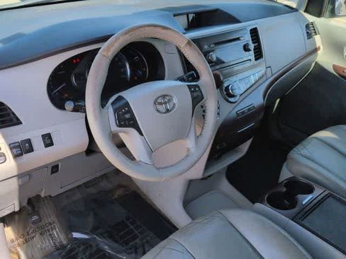 Used 2014 Toyota Sienna XLE FWD image 10