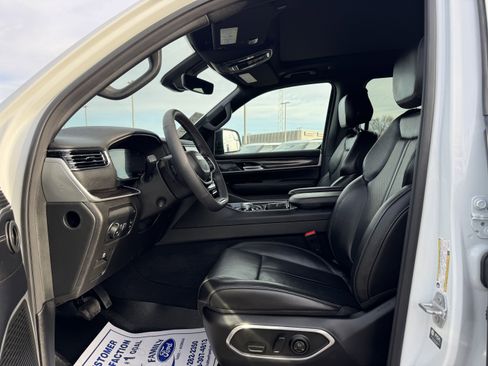 Used 2023 Jeep Wagoneer w/ Premium Group I image 17