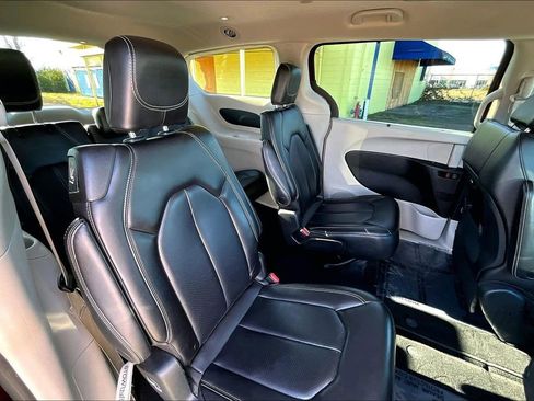 Used 2023 Chrysler Pacifica Touring-L FWD image 21