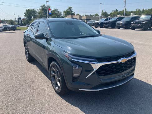Used 2025 Chevrolet Trax LT FWD image 1