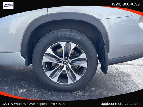 Used 2022 Toyota Highlander XLE AWD/4WD image 16