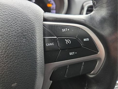 Used 2020 Jeep Grand Cherokee Altitude image 18