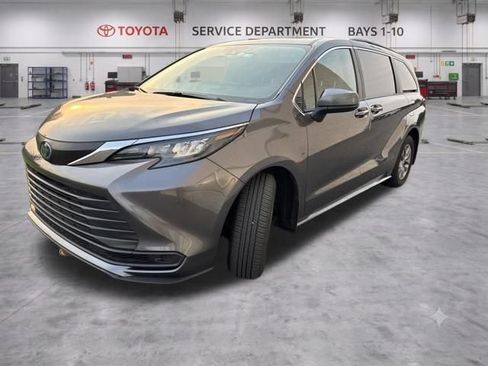 Used 2025 Toyota Sienna LE w/ LE Plus Package FWD image 4
