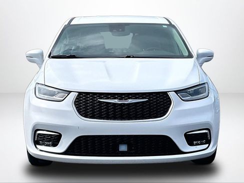 Used 2022 Chrysler Pacifica Touring-L FWD image 3