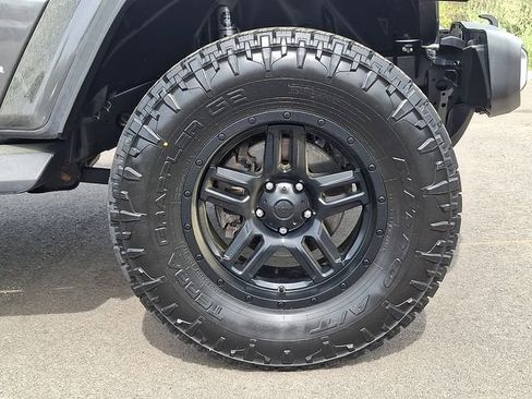 Used 2021 Jeep Gladiator Overland w/ Dual Top Group AWD/4WD image 9