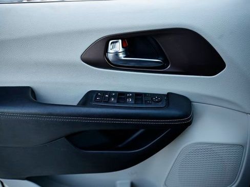 Used 2022 Chrysler Voyager LX image 13