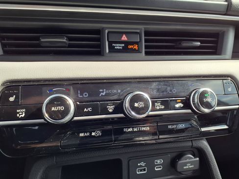 Certified 2025 Honda Pilot Touring image 7