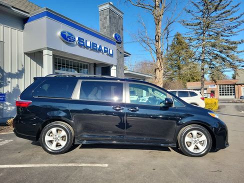 Used 2019 Toyota Sienna LE image 2