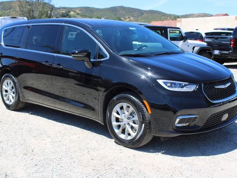New 2026 Chrysler Pacifica Select AWD/4WD image 3