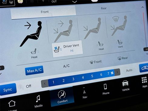 Used 2024 Chrysler Pacifica Pinnacle w/ Trailer Tow Group AWD/4WD image 12