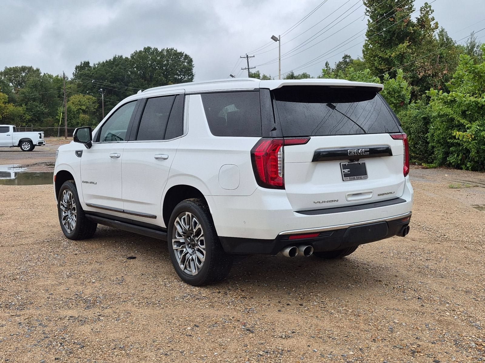Used 2023 GMC Yukon Denali Ultimate AWD/4WD image 3