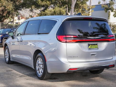 Used 2024 Chrysler Pacifica Touring-L image 8