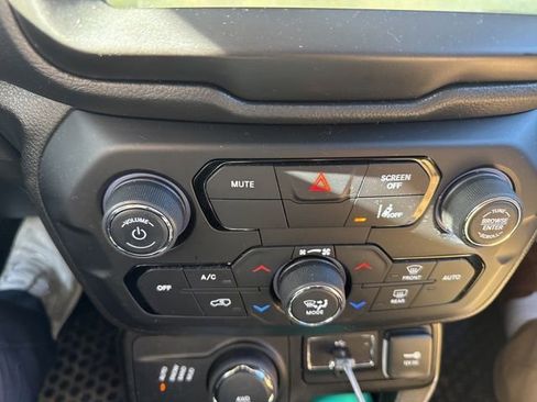 Used 2023 Jeep Renegade Latitude image 13