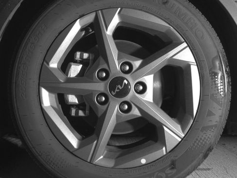 Used 2025 Kia K4 LXS image 12