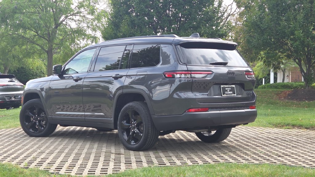 Used 2023 Jeep Grand Cherokee L Limited w/ Black Appearance Package AWD/4WD image 8